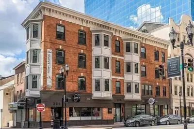 Image de Luxury Condo + Free Garage Parking 402