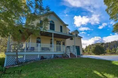 Image de Frankfort Farmhouse - PickleBARn