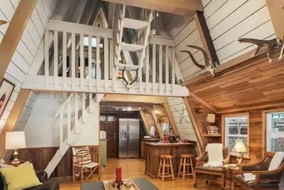 Image de SkyCamp: Exclusive Stevens Pass Retreat w/ 5 Cabins, Spas & Sauna