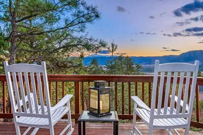 Image de Expansive Monument Home: Hot Tub & Mountain Views!