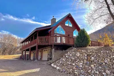 Image de Large Off-Grid Luxury Cabin- creek, land, & views