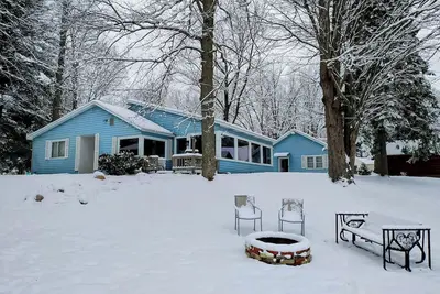 Image de Lake Elinor Retreat ~Springtime Blooms~ New Sauna!