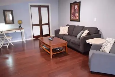 Image de Spacious Private 1br apt King Bed Queen Pullout Jacuzzi Smart TVs WiFi Kitchen