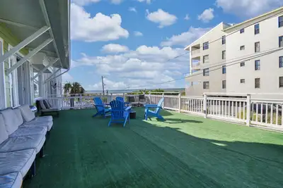 Image de House for up to 17 guests! 30 second walk to the beach! Pool on the property!