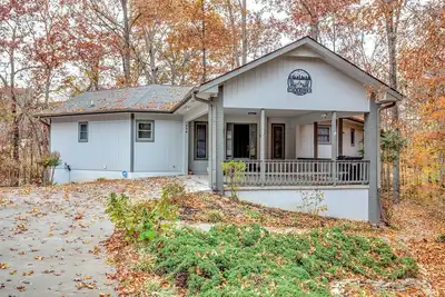Image de Family-sized cottage near Lake Loudon, Smoky Mountains, w/hot tub and fire pit.