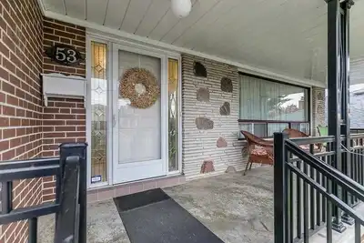 Image de three bedroom whole unit in main floor, free parking