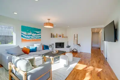 Image de Seaside Home w/ Hot Tub & Patio: Close to Beaches!