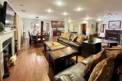 Image de 6bed/4bath one-level Cape Cod Villa