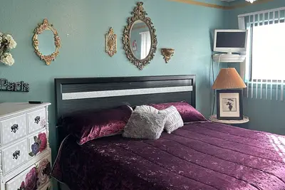 Image de Elegant, but cozy apartment within walking distance of lots of great places.