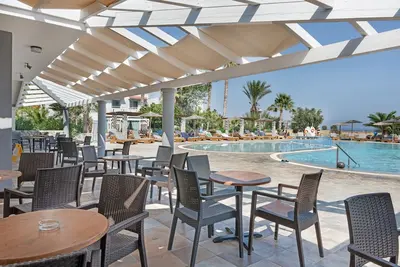 Image de Studio 'Evripides Triple Room 1' avec piscine partagée, jardin partagé et climatisation