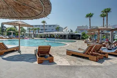 Image de Studio 'Evripides Triple Room 2' avec piscine partagée, jardin partagé et climatisation