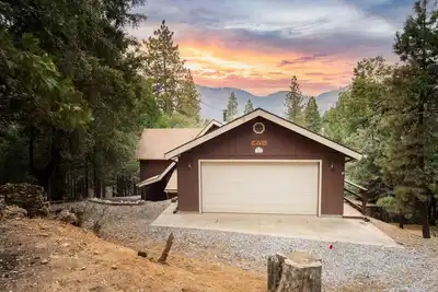 Image de Mountain Escape - Perfect for Families, Large Deck!