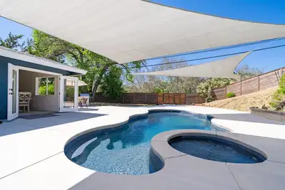 Image de Cozy Country Getaway with Heated Pool/Hot Tub and Fire pit