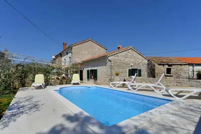 Image de Maison de vacances avec piscine sur propriété traditionnelle