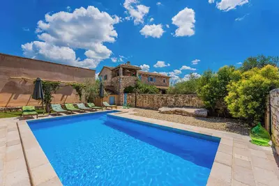 Image de Villa avec piscine, taverne et cave à vin