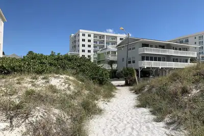 Image de Cottage on the beach! 30 second walk away! Heated pool on the property!