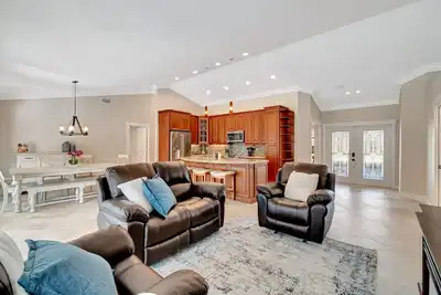 Image de Sunny De-Lite! Cozy private pool home retreat 3 mi to Wef in Wellington.