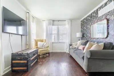 Image de convenient located cute home! 3 Minutes to U of M and 10 to the medical district