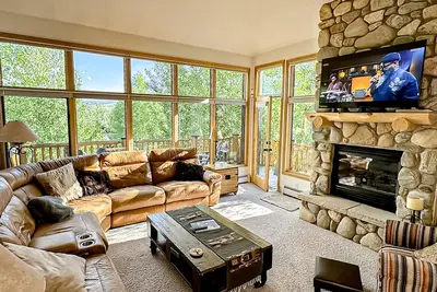 Image de Enchanting mountain oasis with hot tub, fireplaces, deck, & views