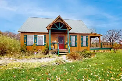 Image de Cozy Cabin tucked away in the hills with a pond, fire pit and large yard