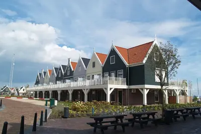 Image de Maison au bord du lac avec balcon