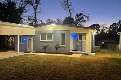 Image de Fully renovated smart home close to Fsu & Famu with living rooms