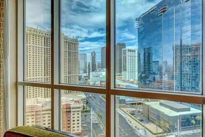 Image de Mgm 05717 Signature Studio Strip View w Balcony
