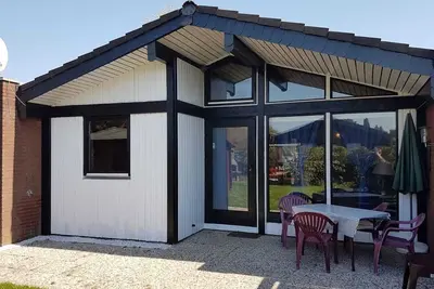 Image de Ebenerdiger Reihenendbungalow mit Eingezäunten Grundstück in Fedderwardersiel