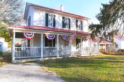 Image de Cozy Historic Bellbrook Farmhouse - Walk to Downtown