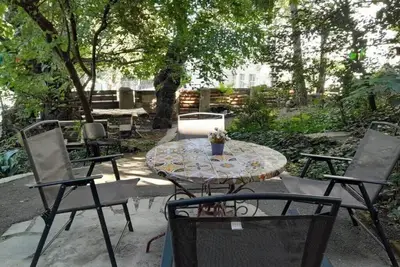 Image de Eka's home with a beautiful garden