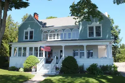 Image de Bay Bliss on Beach Drive - Wequetonsing - With Private Beachfront