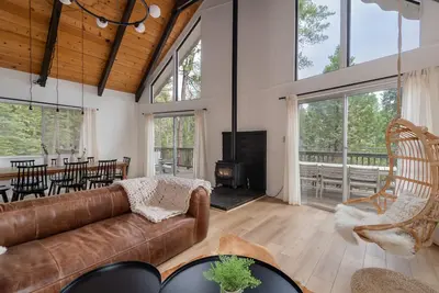 Image de Architect's Retreat- Stylish Chalet in Blue Lake Springs