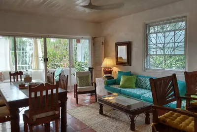 Image de Large Secure 2 Bedroom Apartment with large pool steps to Mullins Beach