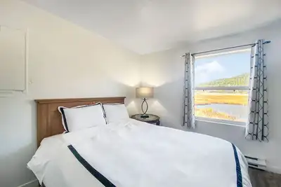 Image de Remodeled getaway with nearby shopping center