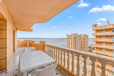 Appartement 'Castillo De Mar F2 Torre Sur 10a' avec vue sur la mer, piscine partagée et Wi-Fi