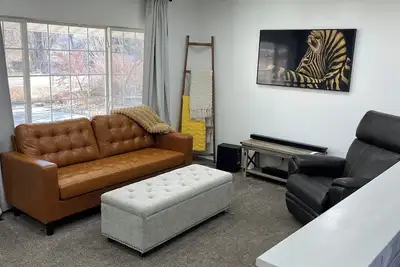 Image de Entire Home! Nestled between towering mountains and a family friendly lake.