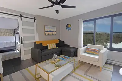 Image de Sc 5606: Retro Mountain Luxury | King Bed with Designer Touches