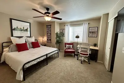 Image de Unique home with airport convenience, city access.