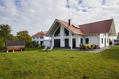 Image de Villa Mondlicht - Haus in Idyllischer Lage mit Sauna, Terrasse und Garten - Villa Mondlicht