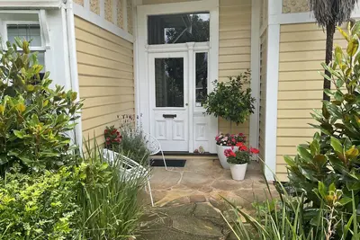 Image de Hamptons vibe. Iconic Village, Train, Beach, Bars/Restaurants a 5 Minute walk!