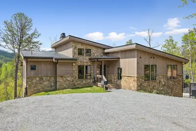 Image de Rainbow Ridge: A Modern Luxurious 4-Bed Cabin: Private Heated Pool, Hot Tub, Game Room, Theater.