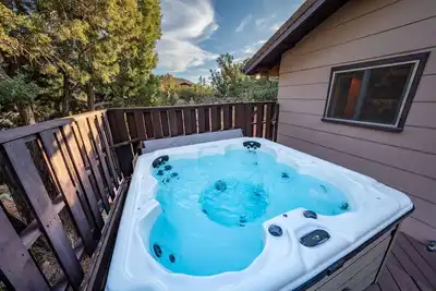 Image de Vintage Charm A Cozy Getaway With A Blast From the Past With Hot Tub