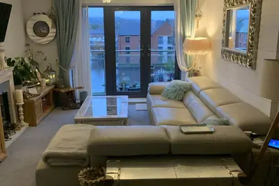 Image de Water side Penthouse. Beautiful views. Overlooking locks, basins, Yacht Club.