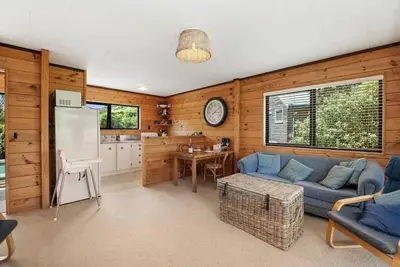 Image de Sunny, warm and cosy bach in quaint and quiet street, 2 minutes from the lake.