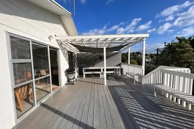 Image de Lovely 2 bed bach with huge garden and deck, close to local beach, shops/cafes.