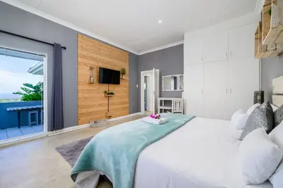 Image de Large Sea-Facing Apartment wth breathtaking views, private balcony & kitchenette