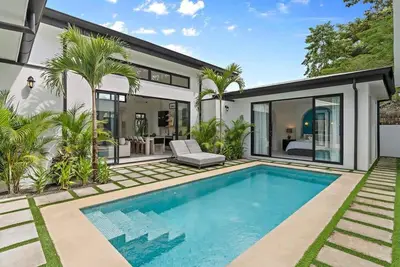 Image de 4-Bd Home with Private Pool, Walk to Beach
