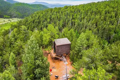 Image de Off-Grid Tiny House Treehouse, re-live your childhood fantasy and dream!