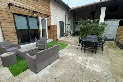 Image de Grande maison 270m2 avec patio/cour - 25 couchages (logement entier)