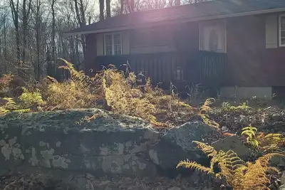 Image de Autumn Moon Cabin, a nostalgic & cozy home w/in walking distance to amenities.